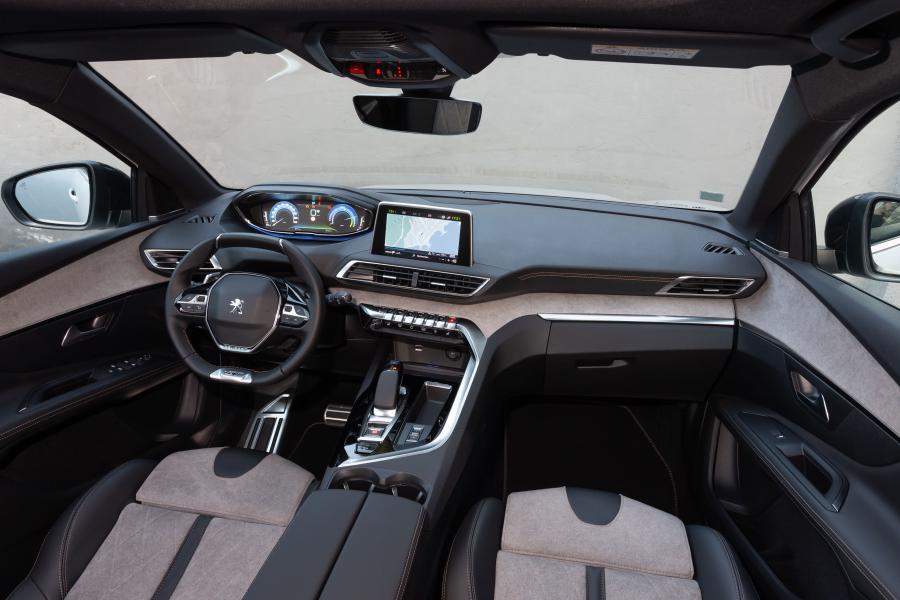 Торпедо Peugeot 3008 GT HYBRID4 2019 года  (WW) (фото 38 из 40)